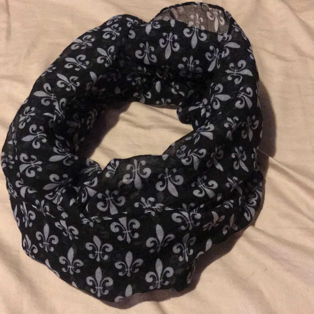 Flour de lis infinity scarf in black
